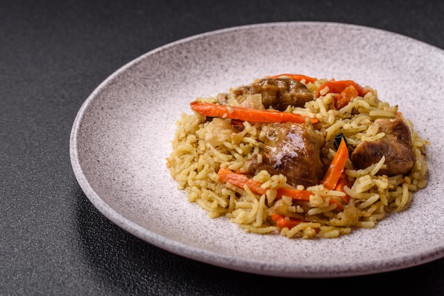 Pilaf delizioso con verdure, sale, spezie e erbe in un piatto di ceramica