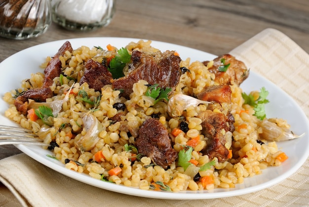 Pilaf di bulgur con carne, verdure e crespino