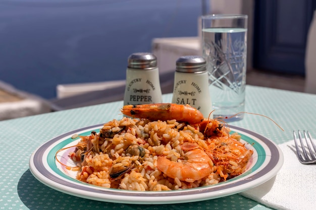 Pilaf di frutti di mare Cucina greca sullo sfondo del mare