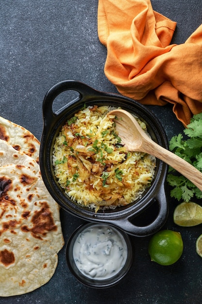 Pilaf indiano di pollo Biryani, con focaccia