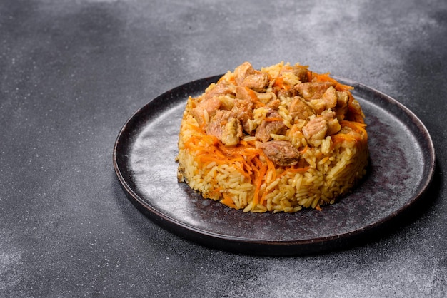 Pilaf o pilau con pollo tradizionale piatto caldo uzbeko di riso bollito e carne di pollo