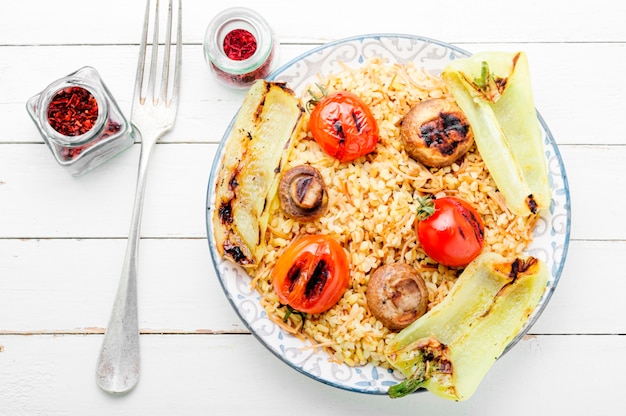 Pilaf,piatto di cucina orientale.Pilaf turco con verdure grigliate.Pilaw nell'est