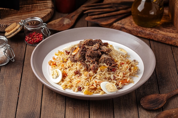 Pilaf piatto nazionale uzbeko con riso e carne