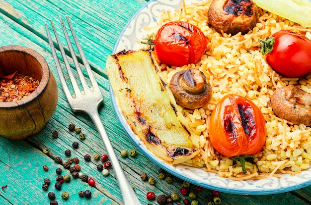 Pilaf turco classico con noodles.Riso turco, riso alla griglia con verdure.Cucina araba