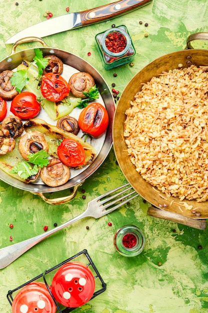 Pilaf turco classico con noodles.Riso turco, riso alla griglia con verdure.Cucina araba