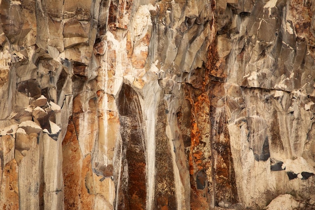 Pilastri di basalto nella cava. Sfondo naturale astratto o texture.