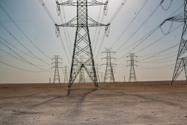 Pilastri elettrici sul paesaggio contro un cielo limpido