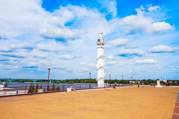 Pilastro alla città di Yaroslavl del fiume Volga