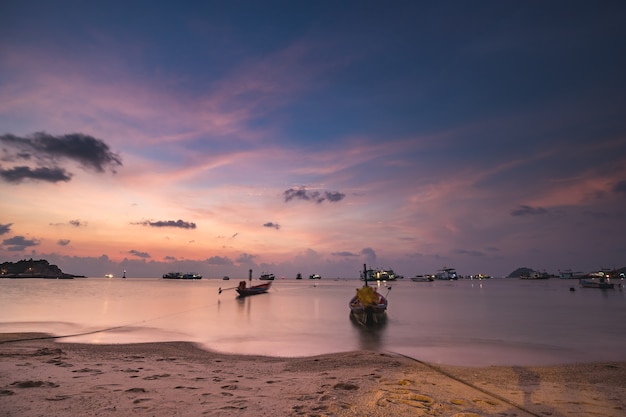 Pilastro dell'oceano della Tailandia: navi, barche, yacht alla riva della sabbia della baia del mare di trasporto asiatico. Incredibile paesaggio marino tailandese di trasporto dell'acqua al porto del golfo dell'oceano. Scatto con motivo caldo cinematografico