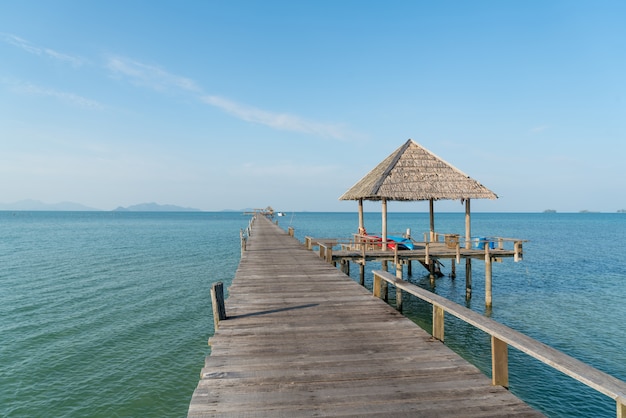 Pilastro di legno con la barca a Phuket, Tailandia. Estate, viaggi, vacanze e concetto di vacanza.