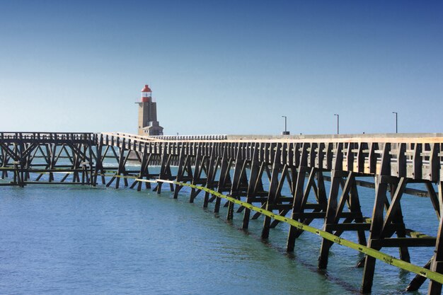 Pilastro di legno e faro del porto di fécamps in Normandia Francia