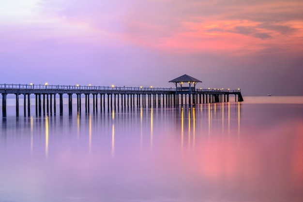 Pilastro di legno fra il tramonto in Tailandia