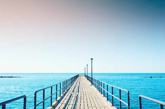 Pilastro di legno sulla riva di mare a Limassol, Cyprus