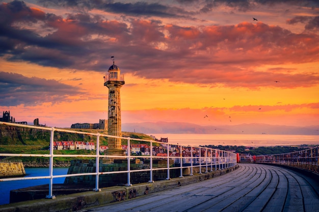 Pilastro di Whitby all'entrata del porto al tramonto a Whitby, North Yorkshire, Regno Unito