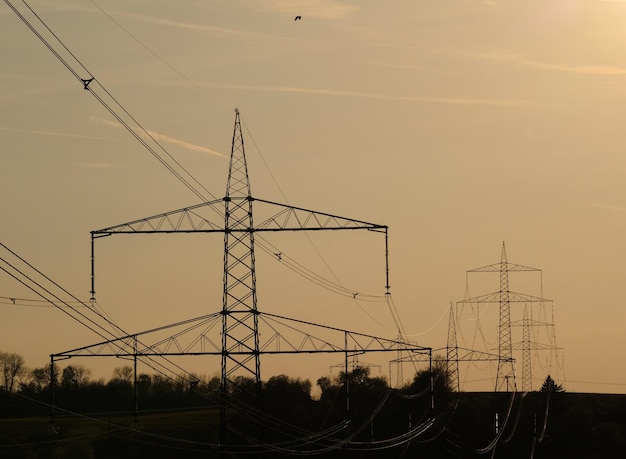 Pilastro elettrico contro il cielo al tramonto