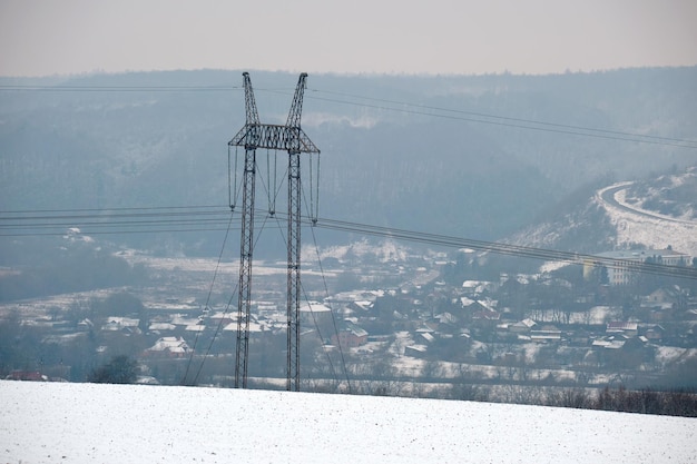 Pilastro in acciaio con linee elettriche ad alta tensione che forniscono energia elettrica attraverso cavi a lunga distanza