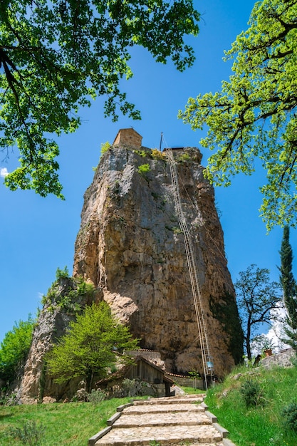 Pilastro Katskhi. Punti di riferimento georgiani. Monastero dell'uomo vicino al villaggio di Katskhi