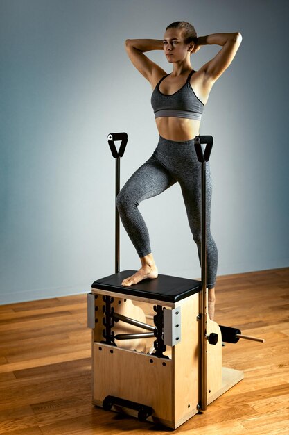 Pilates reformer sedia donna fitness yoga palestra esercizio correzione del sistema muscolo-scheletrico