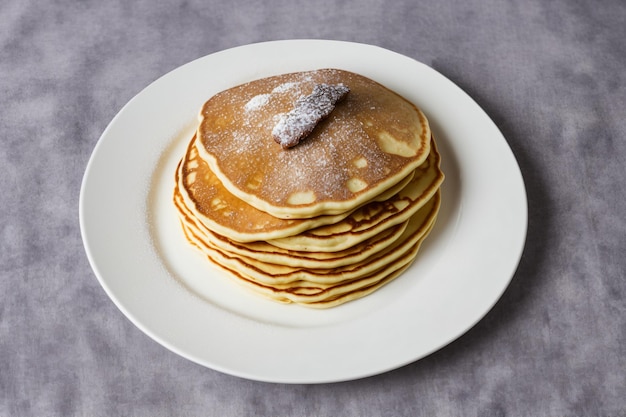 Pile di frittelle servite su un piatto