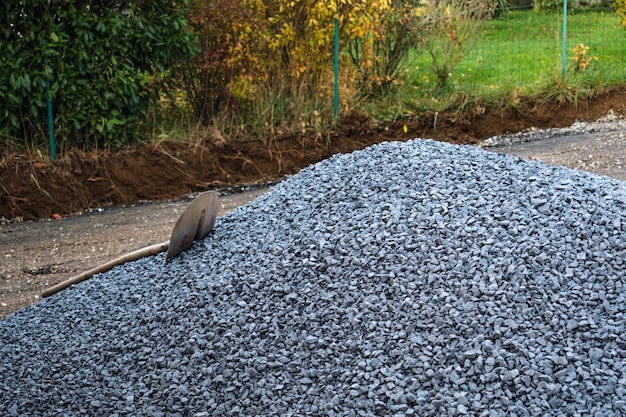 Pile di ghiaia per percorsi di lavoro e parcheggi di paesaggio esterno