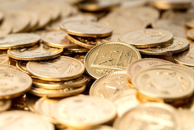 Pile di monete d'oro della valuta pakistana simboleggiano ricchezza e prosperità