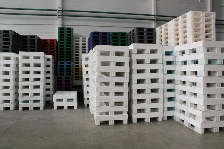 Foto pile di pallet di plastica pallet industriale impilato nel magazzino della fabbrica trasporto logistico di merci