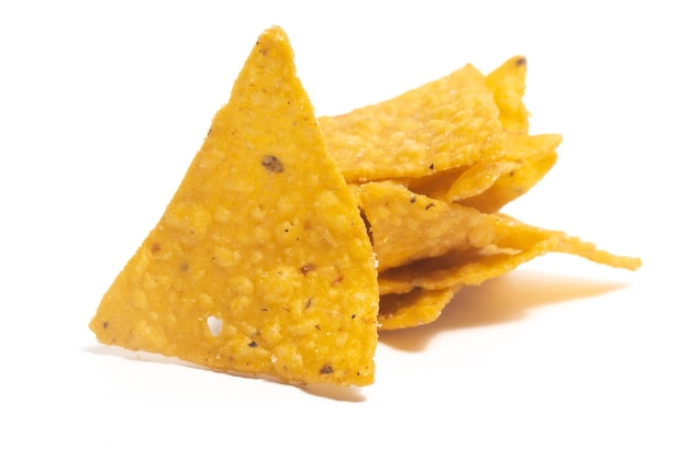 Pile di patatine di nachos di tortilla di mais croccante isolate su un percorso di taglio a sfondo bianco