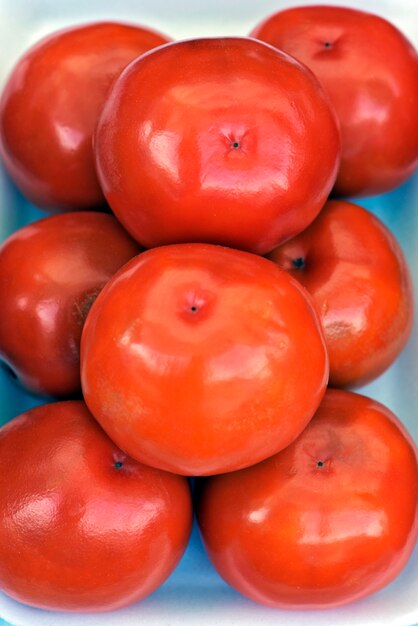 Pile di pomodori organizzati simmetricamente