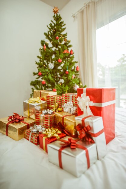 Pile di regali di Natale sotto un albero di Natale.