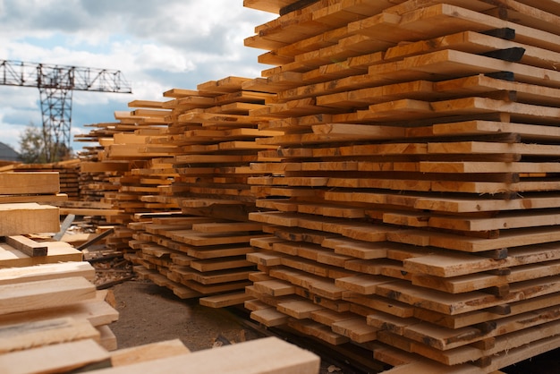 Pile di tavole sul magazzino del mulino per legname all'aperto, nessuno, industria del legname, carpenteria. Lavorazione del legno in fabbrica, segatura forestale in deposito di legname, segheria