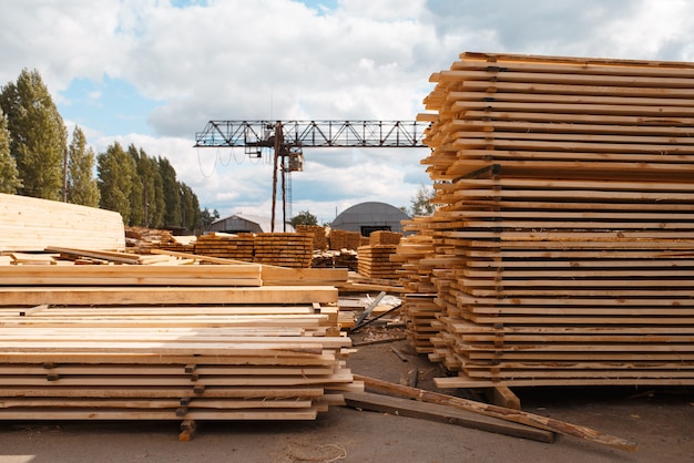 Pile di tavole sul magazzino del mulino per legname all'aperto, nessuno, industria del legname, falegnameria. Lavorazione del legno in fabbrica, segatura forestale in deposito di legname, segheria