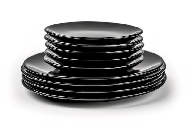Pile di un piatto di ceramica nero vuoto isolato su sfondo bianco