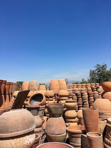 Pile di vari vasi di terracotta per piante in vendita presso un negozio di giardinaggio
