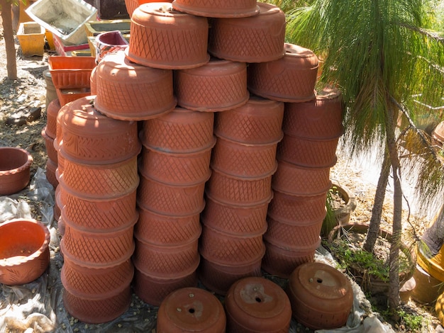 Pile di vari vasi di terracotta vuoti per piante sono esposti in vendita presso il Garden Center