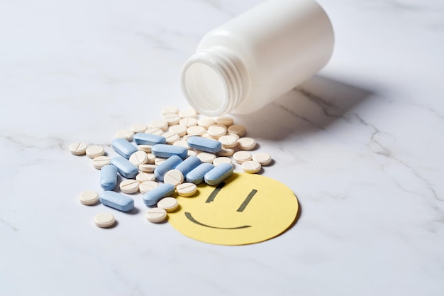 Pillole antidepressive Faccia felice con il concetto di pillole di depressione