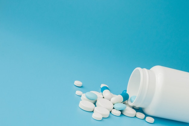 Pillole assortite della medicina farmaceutica, compresse e capsule e bottiglia. Copia spazio per il testo