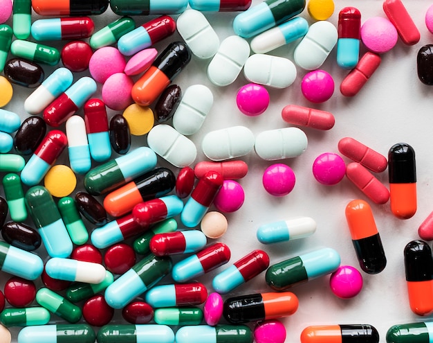 Pillole colorate e droghe