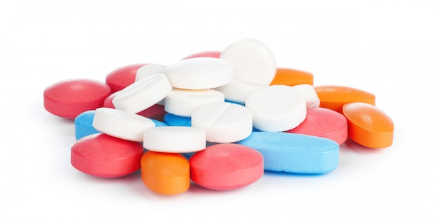 Pillole colorate isolate su bianco