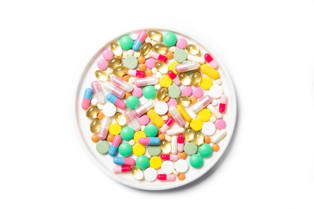 Pillole colorate Multi in una zolla su un bianco