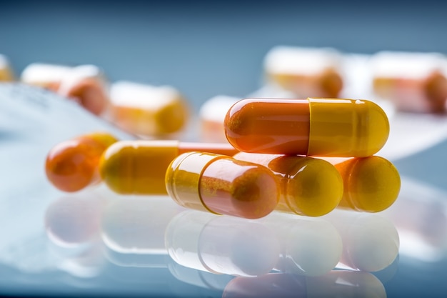 Pillole Compresse Capsula o medicamento posato liberamente su sfondo di vetro.