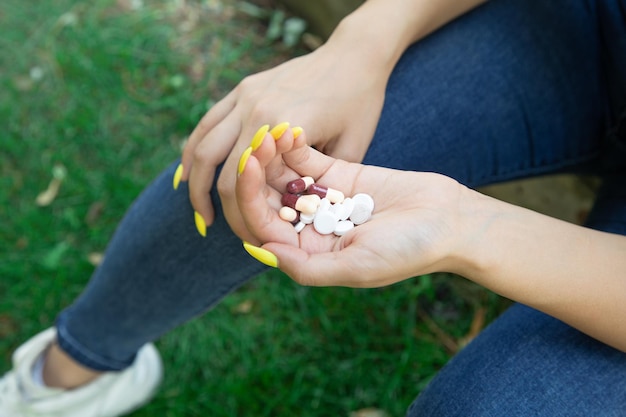 Pillole della holding della donna all'aperto