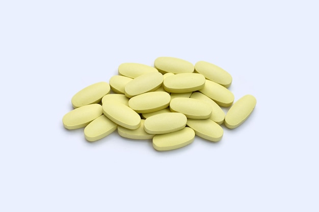 Pillole di vitamina C su sfondo bianco