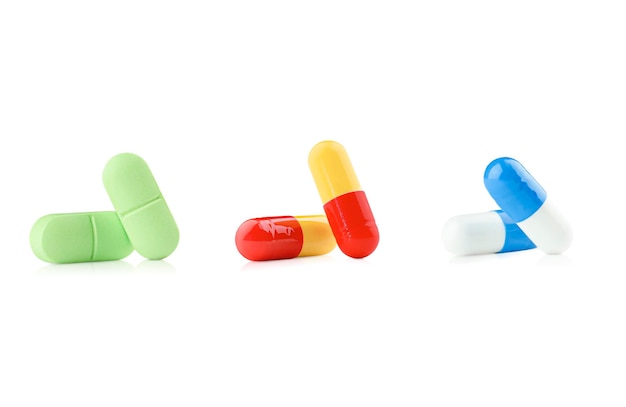 Pillole diverse su sfondo bianco isolato