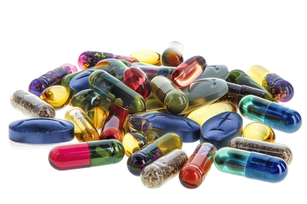 Pillole e capsule mediche multicolori su sfondo bianco concetto di assistenza sanitaria