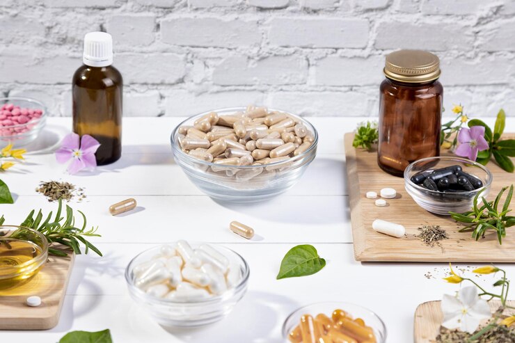 Pillole e complessi vitaminici per mantenere l'immunità su fondo di cemento chiaro