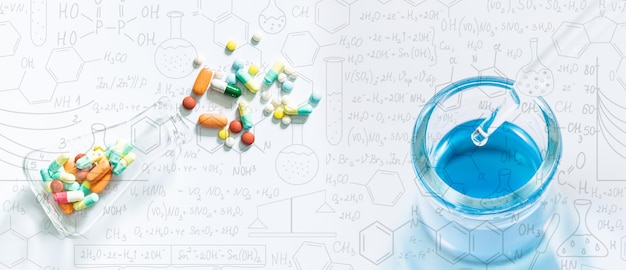 Pillole e flaconi di pillole su sfondo biancoProvetta di vetro per la scienza Analisi dei campioniScienziati