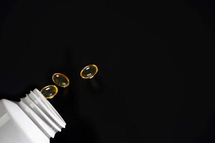Pillole e una bottiglia bianca di medicina giacciono su uno sfondo nero specchiato, riflesso in esso.