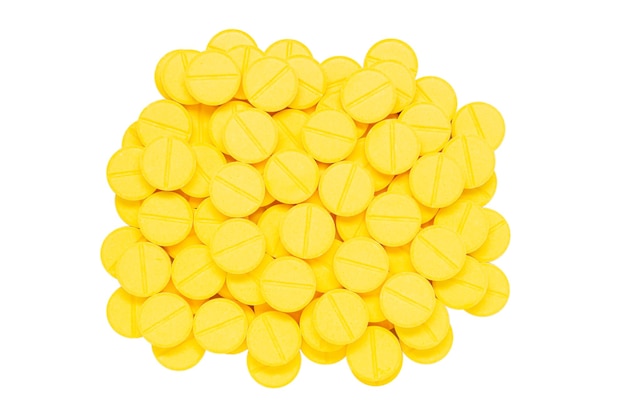 Pillole gialle isolate su sfondo bianco