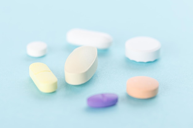 Pillole isolate su sfondo blu