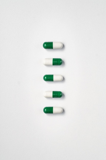 Pillole mediche su sfondo bianco con spazio di copia